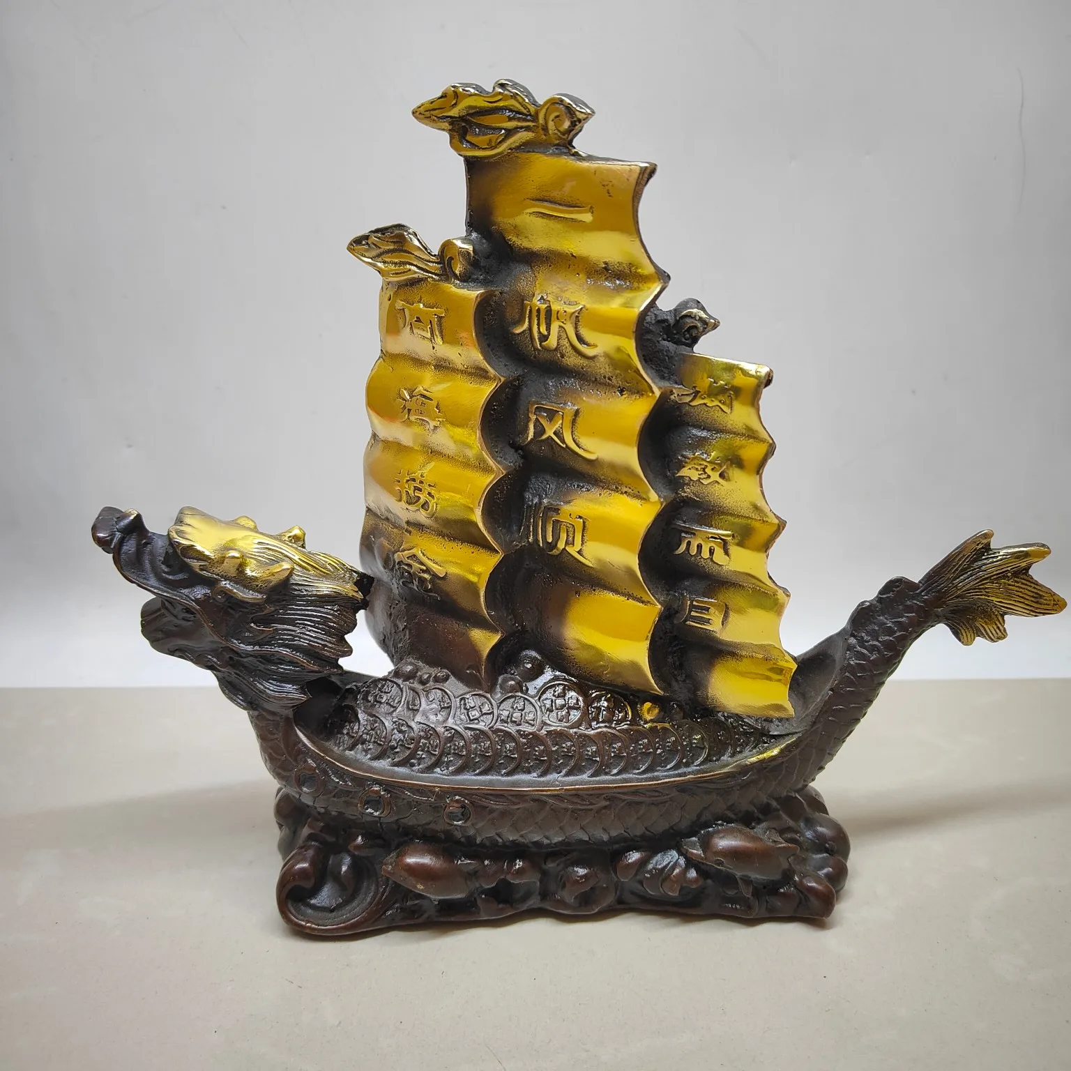 A wind vane figurine made of brass imitation purple copper gilded with antique craftsmanship.
A wind vane figurine made of brass imitation purple copper gilded with antique craftsmanship.