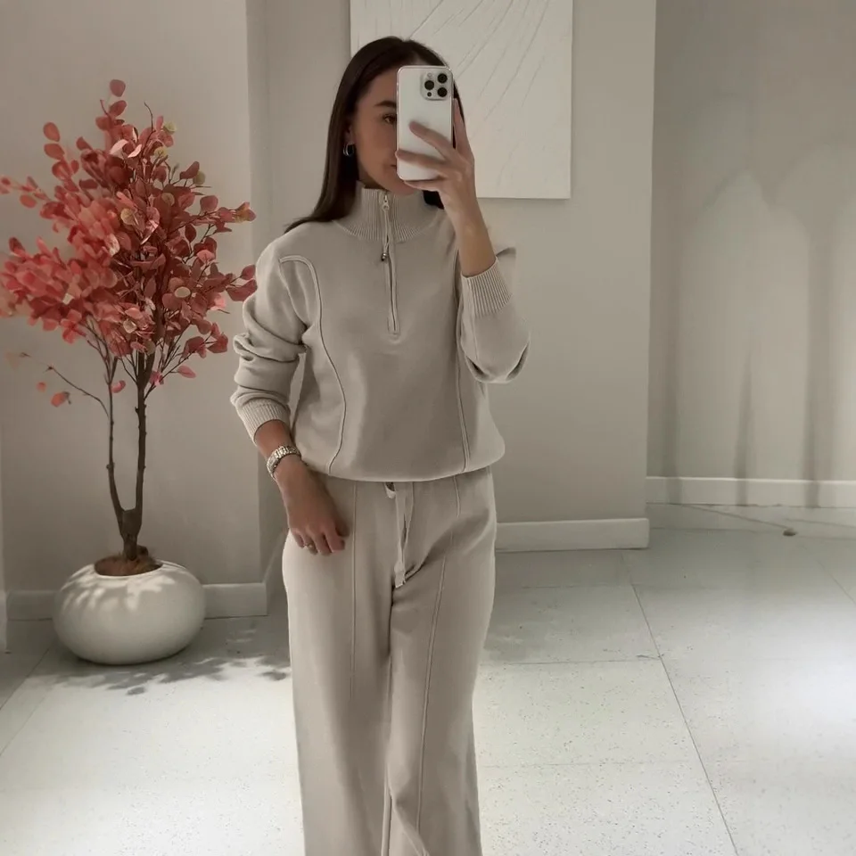 2026 Autumn New Women Half High Neck Zipper Top Long Sleeve Sport Casual Elastic Waist Pants Suit Light Beige
2026 Autumn New Women Half High Neck Zipper Top Long Sleeve Sport Casual Elastic Waist Pants Suit Light Beige