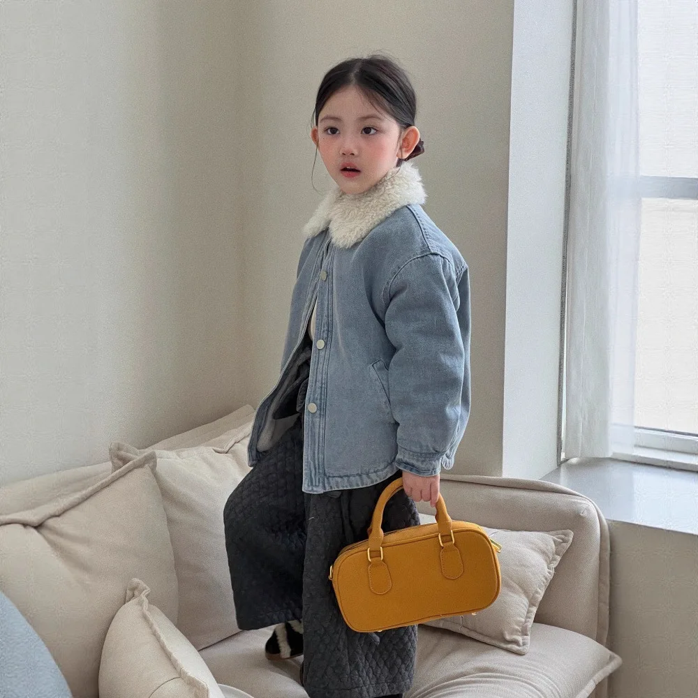 Girls Set 2025 Winter New Warm Temperament Fur Collar Casual Korean Version Denim Jacket Straight Leg Pants Two-piece Set
Girls Set 2025 Winter New Warm Temperament Fur Collar Casual Korean Version Denim Jacket Straight Leg Pants Two-piece Set