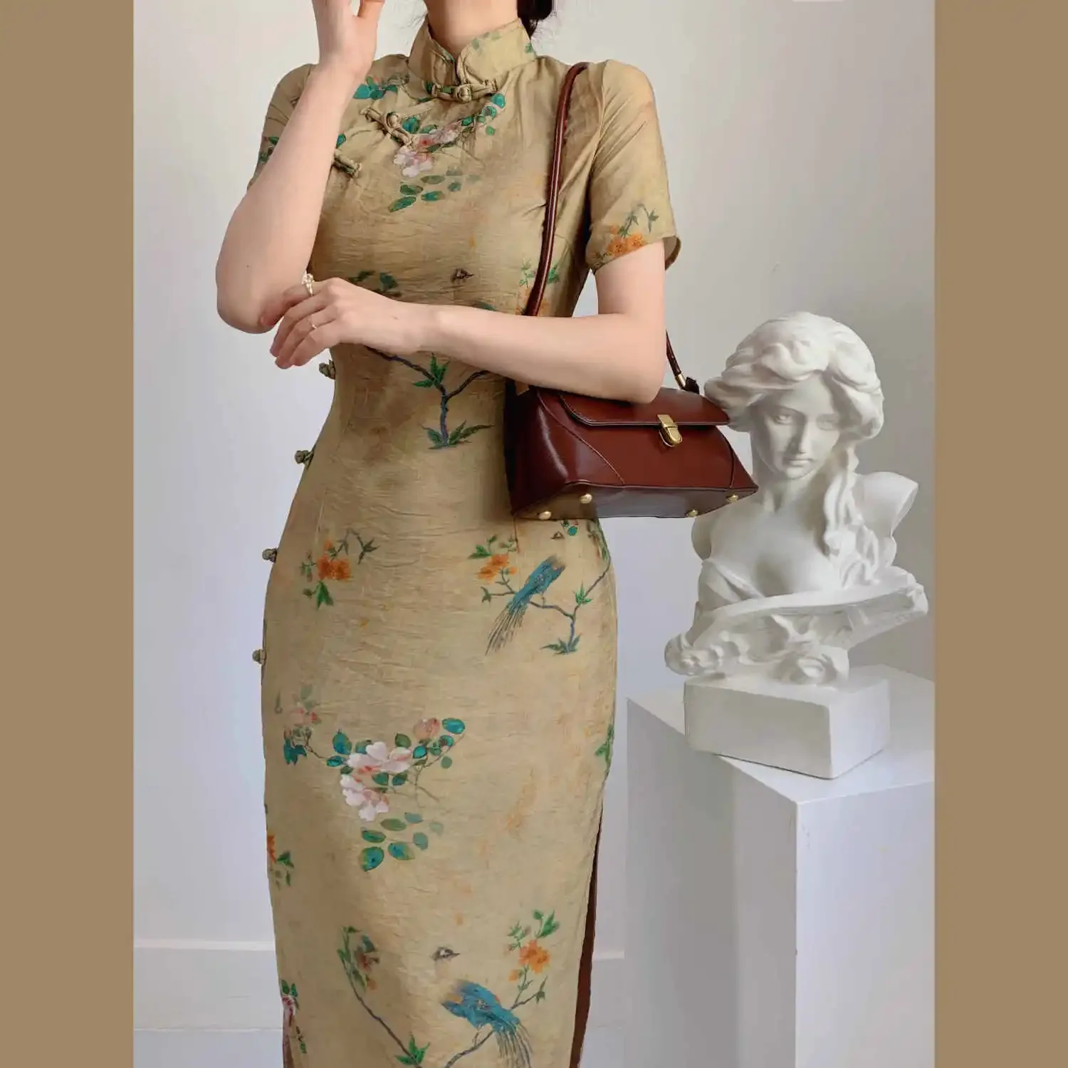 Short Sleeve Vintage Gentle Elegant Slit Qipao Dress Women Summer Stand Collar Slim Retro Chinese Style Cheongsam Dress Lady
Short Sleeve Vintage Gentle Elegant Slit Qipao Dress Women Summer Stand Collar Slim Retro Chinese Style Cheongsam Dress Lady