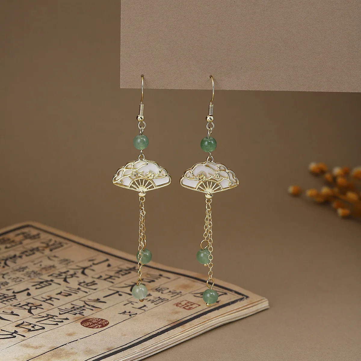 New 925Chinese style butterfly water drop pearl tassel ear hook national trend light luxury cheongsam versatile earrings
New 925Chinese style butterfly water drop pearl tassel ear hook national trend light luxury cheongsam versatile earrings