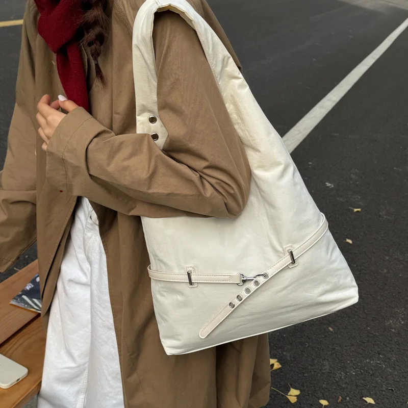 2025 Fall Winter Korean Style Tote Bag, Spacious Shoulder Purse for Women, Niche Commuter Bag, Fashion Day-to-Night Bag
2025 Fall Winter Korean Style Tote Bag, Spacious Shoulder Purse for Women, Niche Commuter Bag, Fashion Day-to-Night Bag