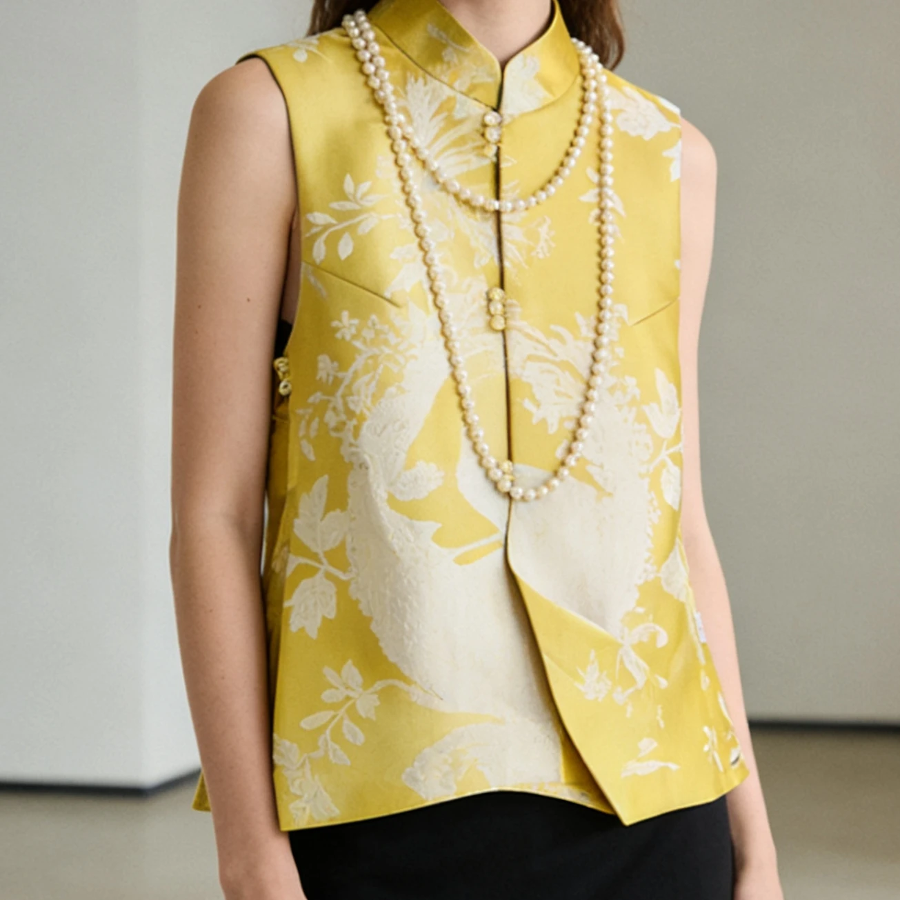 New Chinese Style Cheongsam Vest Women Jacquard Satin Mandarin Collar Waistcoat Cardigan 2026 New Exquisite Sleeveless Coat
New Chinese Style Cheongsam Vest Women Jacquard Satin Mandarin Collar Waistcoat Cardigan 2026 New Exquisite Sleeveless Coat