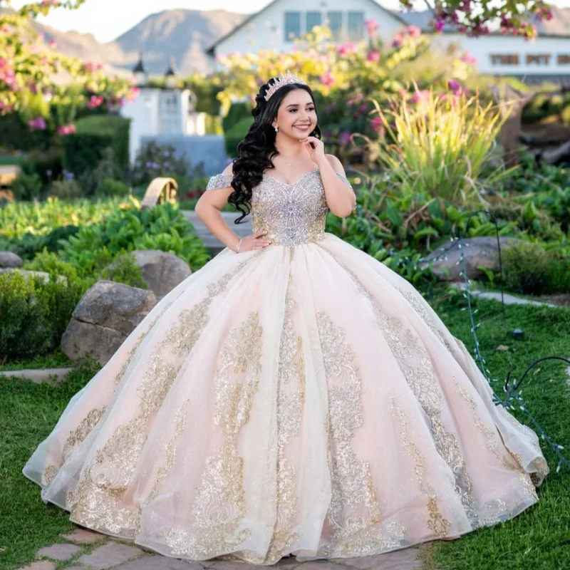 Light Champagne Quinceanera Dress off-shoulder Golden Glitter Crystal Decal Long tail vestidos de 15 Quinceanera Customize
Light Champagne Quinceanera Dress off-shoulder Golden Glitter Crystal Decal Long tail vestidos de 15 Quinceanera Customize