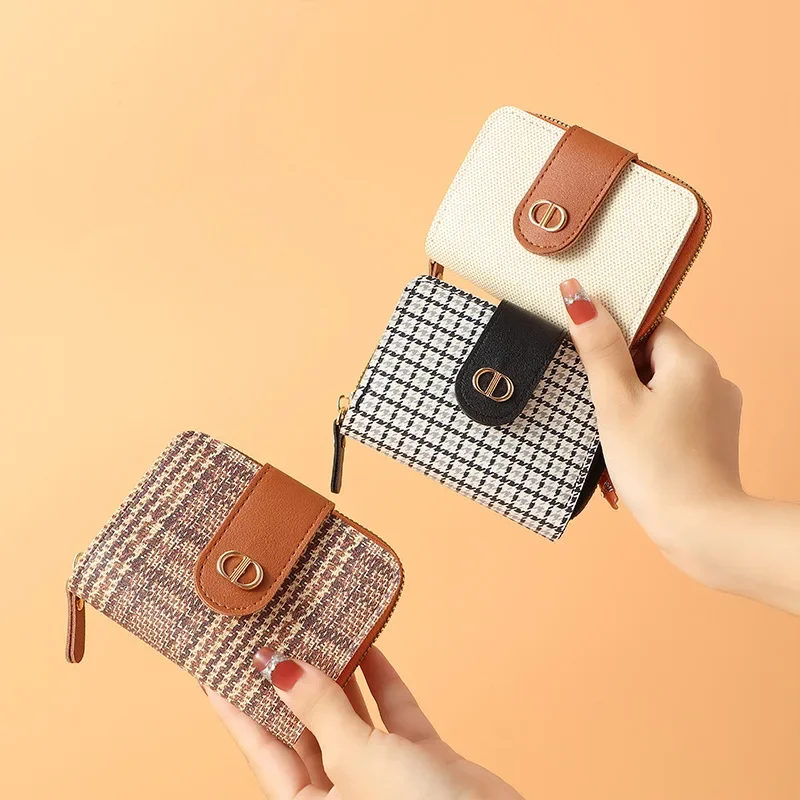 Light New Small Wallet Women's Short Buckle Zipper PU Leather Multi Card Anti Demagnetization Large Capacity Luxury Wallet
Light New Small Wallet Women's Short Buckle Zipper PU Leather Multi Card Anti Demagnetization Large Capacity Luxury Wallet