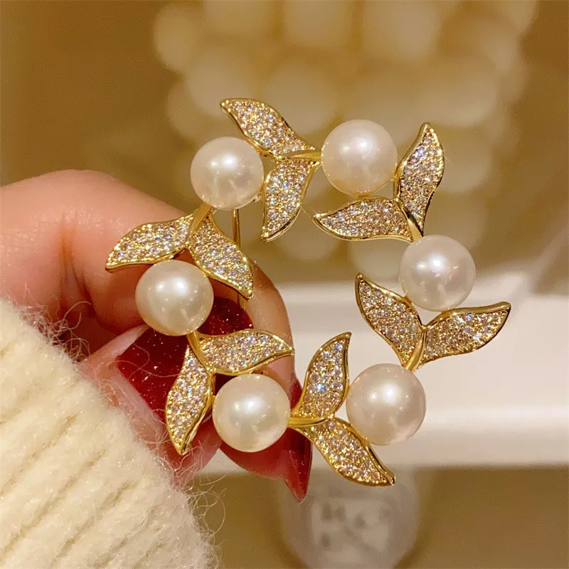CC Suit Pins Women Accessories Frashwater Pearl Mermaid Tail Shape Brooches Full of Shining Zirconia Exquisite Suit Pin B380
CC Suit Pins Women Accessories Frashwater Pearl Mermaid Tail Shape Brooches Full of Shining Zirconia Exquisite Suit Pin B380