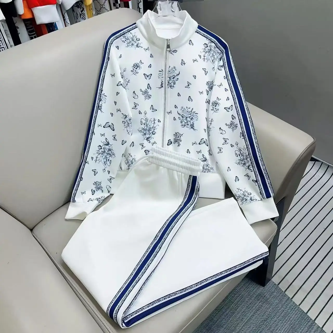 Женский новый модный тренд, комплект из двух предметов в спортивном стиле, новая тонкая верхняя одежда, простой комплект для поездок на работу
Женский новый модный тренд, комплект из двух предметов в спортивном стиле, новая тонкая верхняя одежда, простой комплект для поездок на работу