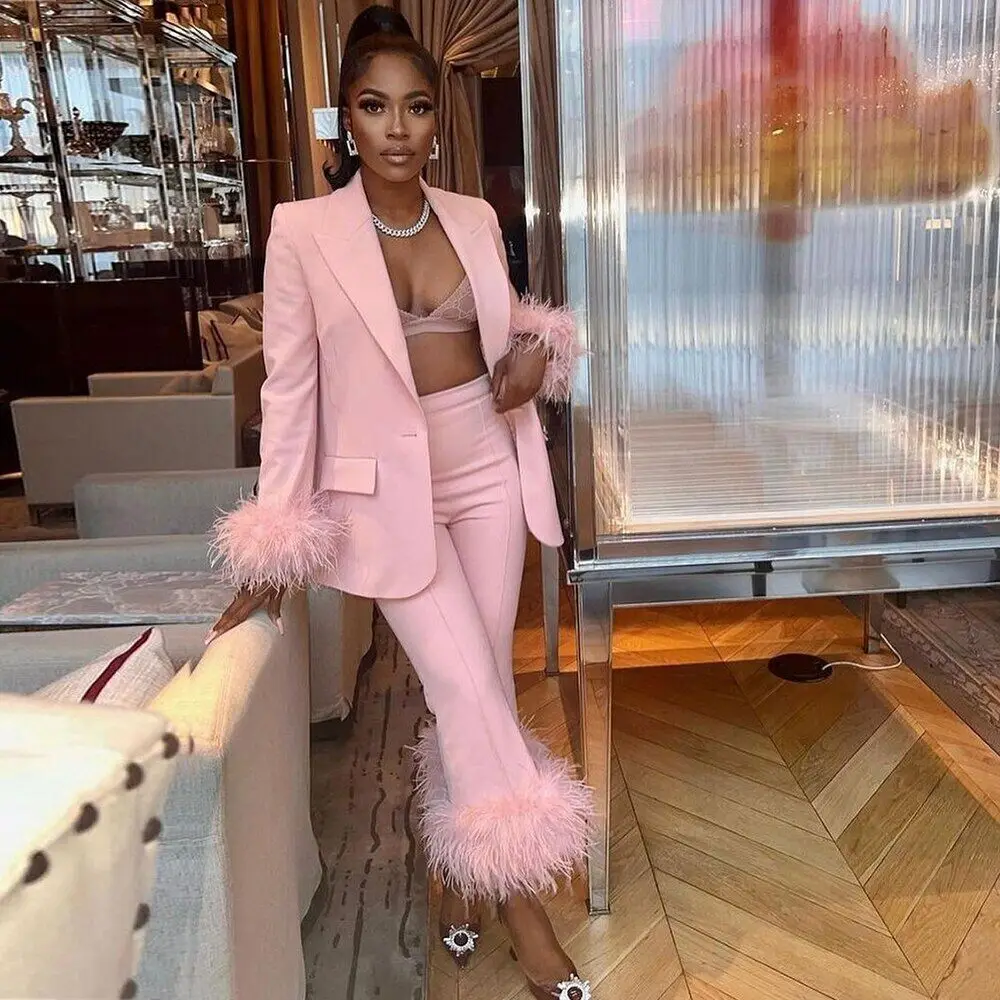Pink Bridesmaid Dresses for Women 2 Pieces Blazer Suits with Feathers Jacket Pants Casual Office Daily Suit Ready To Wear
Pink Bridesmaid Dresses for Women 2 Pieces Blazer Suits with Feathers Jacket Pants Casual Office Daily Suit Ready To Wear