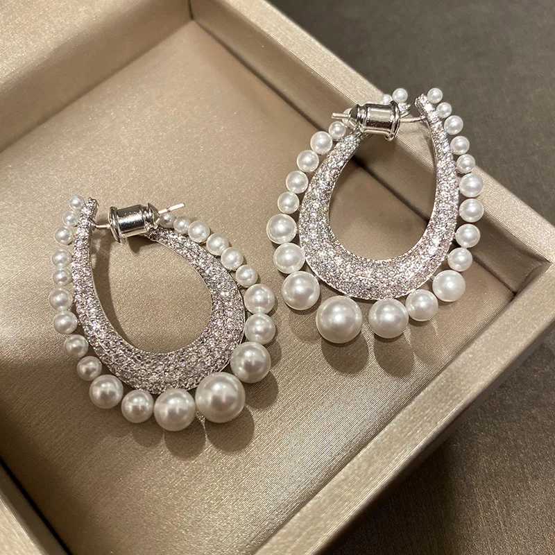 Lady Full of Diamonds with A Row of Pearl Drop Earrings Retro Court Style Circle Ear Accessories Women Jewelry Banquet Gifts
Lady Full of Diamonds with A Row of Pearl Drop Earrings Retro Court Style Circle Ear Accessories Women Jewelry Banquet Gifts