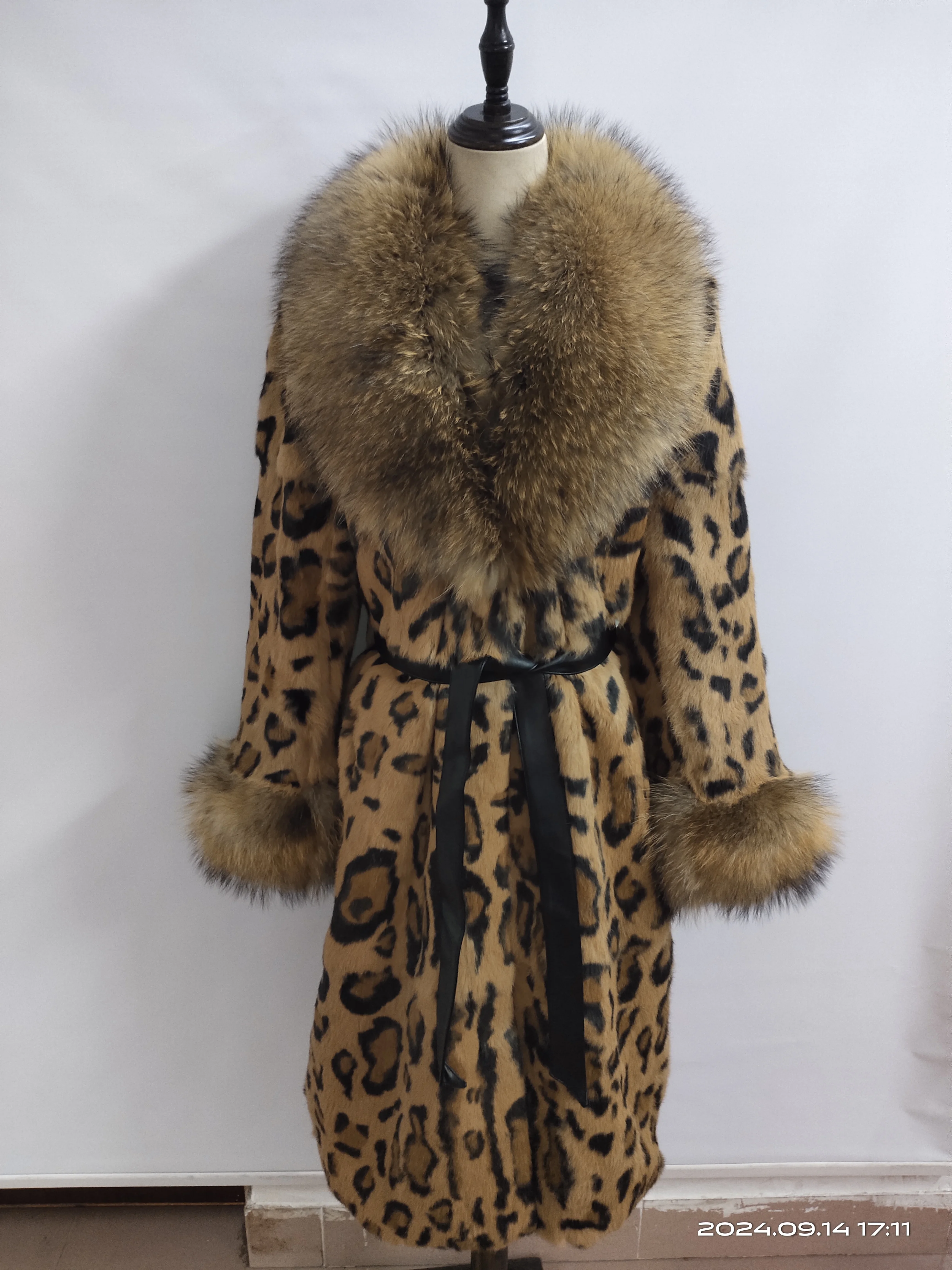New Fashion Winter Women Real Fur Coat With Belt Long Natural Rabbit Fur Jacket Turn-down Fox Fur Collar Thick Warm Streetwear
New Fashion Winter Women Real Fur Coat With Belt Long Natural Rabbit Fur Jacket Turn-down Fox Fur Collar Thick Warm Streetwear