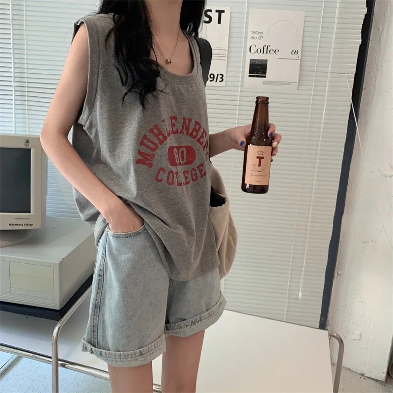 Ретро-американский жилет на бретелях для женщин, летняя новинка, свободная повседневная спортивная футболка, верхняя одежда с круглым вырезом и принтом
Ретро-американский жилет на бретелях для женщин, летняя новинка, свободная повседневная спортивная футболка, верхняя одежда с круглым вырезом и принтом