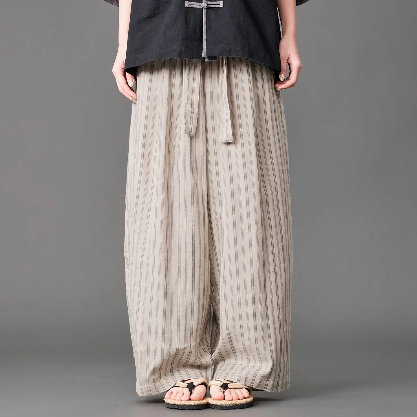 Летние мужские брюки в китайском стиле 2026: свободные повседневные брюки с древними полосками, традиционные брюки Ханьфу, брюки в стиле Тан, широкие брюки
Летние мужские брюки в китайском стиле 2026: свободные повседневные брюки с древними полосками, традиционные брюки Ханьфу, брюки в стиле Тан, широкие брюки