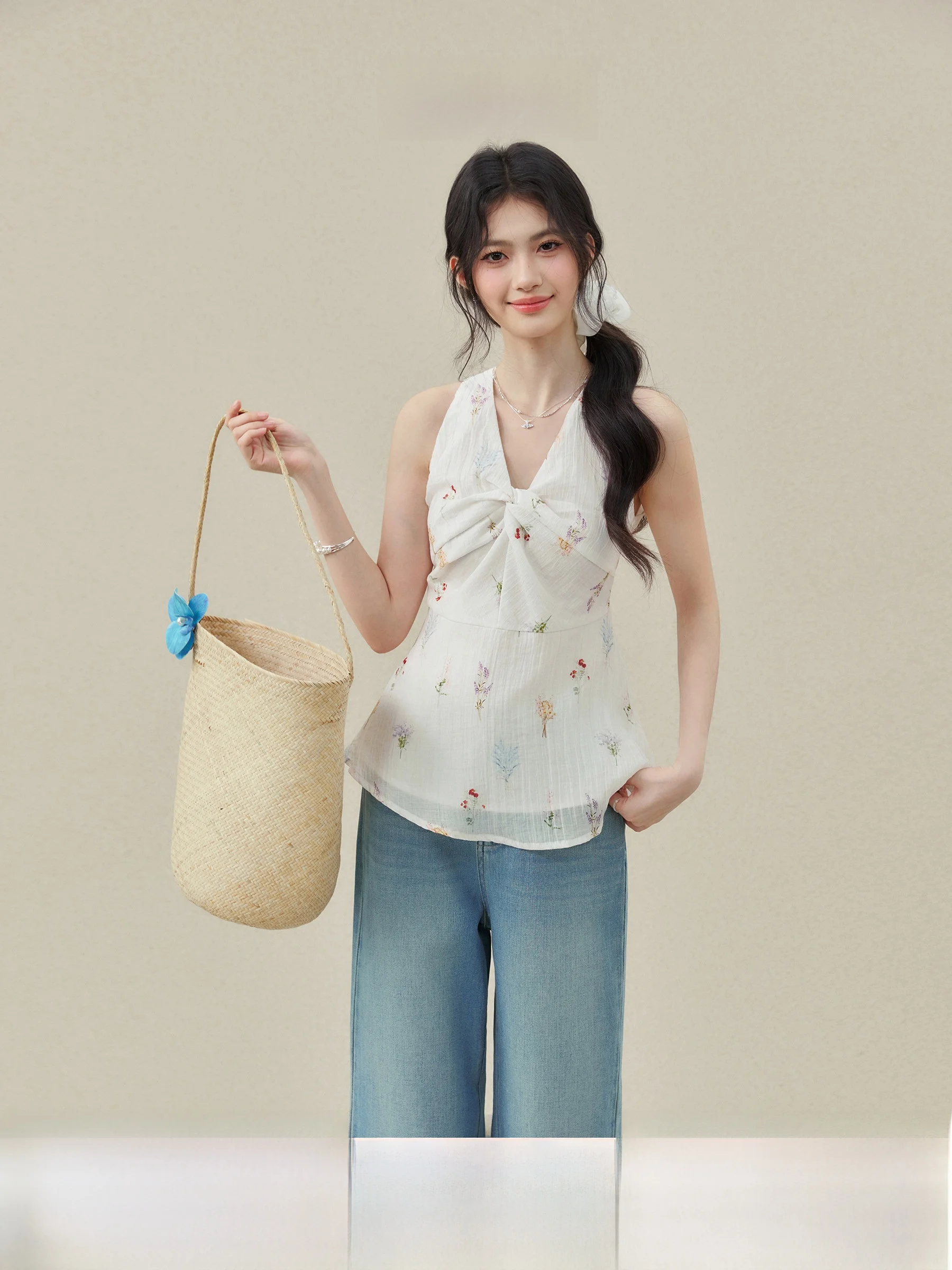 Floral Print V-Neck Button-Up Sleeveless Women's Vest Top Summer Slim Fit Waist-Cinching Halter Neck Shirt by Yang Xiu
Floral Print V-Neck Button-Up Sleeveless Women's Vest Top Summer Slim Fit Waist-Cinching Halter Neck Shirt by Yang Xiu