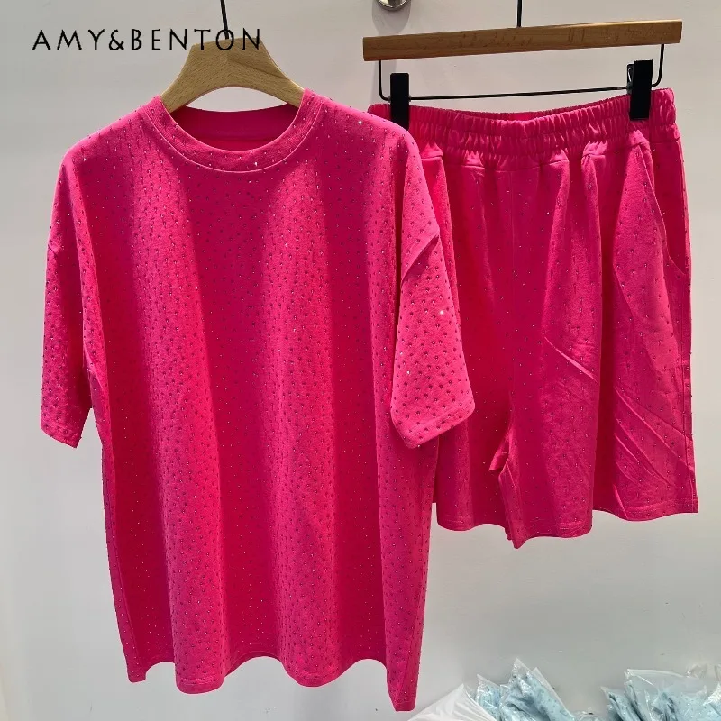 Новинка 2026, весна-лето, популярный повседневный костюм с блестящими бриллиантами для девочек, футболка с короткими рукавами, пуловер и шорты, комплект из двух предметов, женская одежда
Новинка 2026, весна-лето, популярный повседневный костюм с блестящими бриллиантами для девочек, футболка с короткими рукавами, пуловер и шорты, комплект из двух предметов, женская одежда