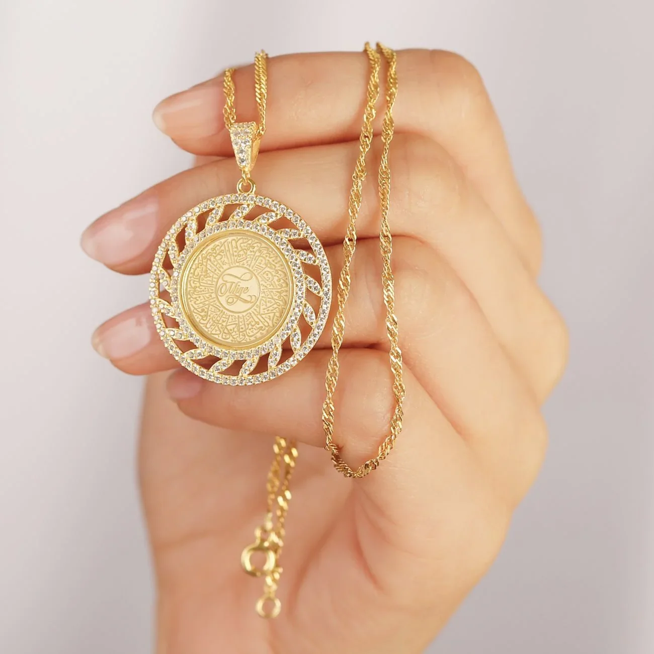 Custom Arabic Calligraphy Disc Necklace Personalized Jewelry Crystal Embellished Circular Pendant Religious Themed Necklaces
Custom Arabic Calligraphy Disc Necklace Personalized Jewelry Crystal Embellished Circular Pendant Religious Themed Necklaces