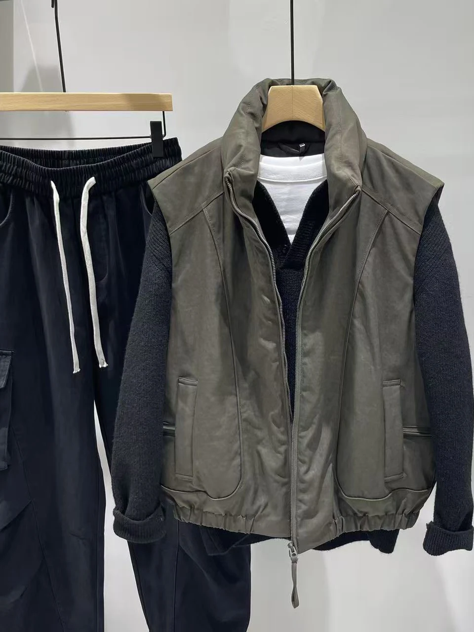 Retro American Sle Quilted Jaet Men's Casual Loose Warm oulder Coat No Sve Stand Collar for Autumn And Winter
Retro American Sle Quilted Jaet Men's Casual Loose Warm oulder Coat No Sve Stand Collar for Autumn And Winter