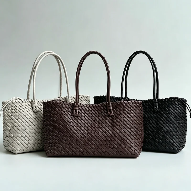 Luxury Retro Woven Handbag Summer Beach Leisure Vacation Shoulder Bag Fashion Simple Large Capacity Women's Commuter Tote Bag
Luxury Retro Woven Handbag Summer Beach Leisure Vacation Shoulder Bag Fashion Simple Large Capacity Women's Commuter Tote Bag