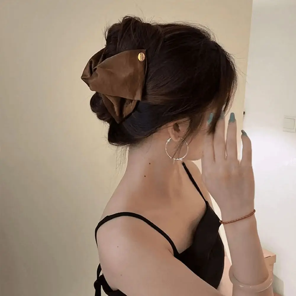 Temperament pearl grabber clip, high-end light luxury beaded satin shark clip, fashionable new hairpin hair accessory
Temperament pearl grabber clip, high-end light luxury beaded satin shark clip, fashionable new hairpin hair accessory
