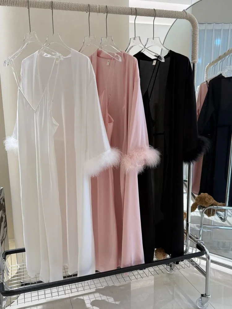 Feather Sleep Robe in Wedding Silk for Women Sexy Spring Autumn Nightgown Gentle Petition for Bride Comfortable Lon...
Feather Sleep Robe in Wedding Silk for Women Sexy Spring Autumn Nightgown Gentle Petition for Bride Comfortable Lon...
