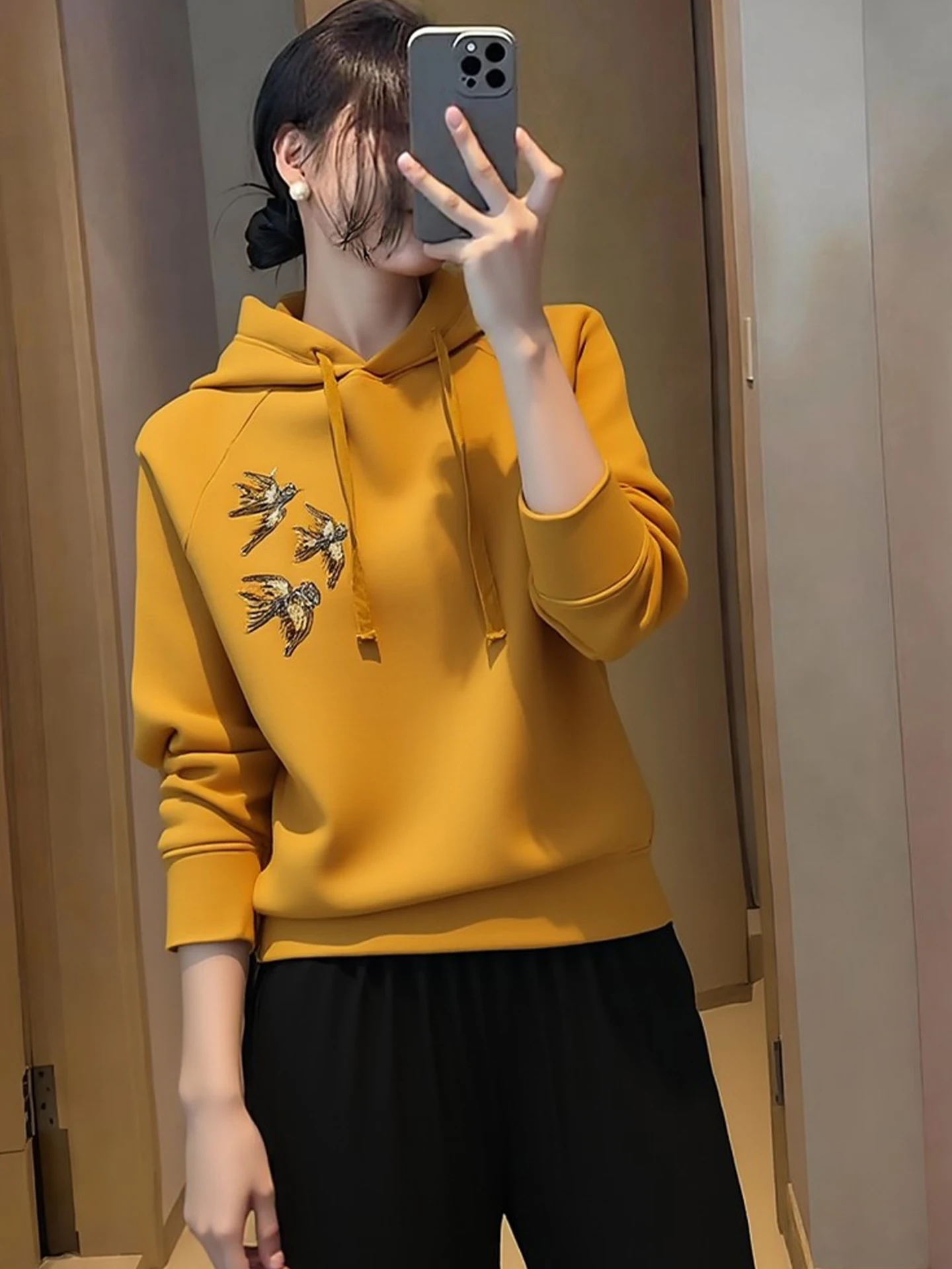 Ladies' Loose Fit Embroidered Hoodie Thickened Spring Commute Fashionable Long Sleeve Crew Neck Sweatshirt Daily Wear
Ladies' Loose Fit Embroidered Hoodie Thickened Spring Commute Fashionable Long Sleeve Crew Neck Sweatshirt Daily Wear