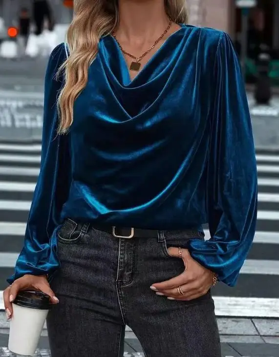 Бархатный женский топ с модным и элегантным распашным воротником и текстурой. Высококачественный топ с длинными рукавами. Подходит для банкетов.
Бархатный женский топ с модным и элегантным распашным воротником и текстурой. Высококачественный топ с длинными рукавами. Подходит для банкетов.