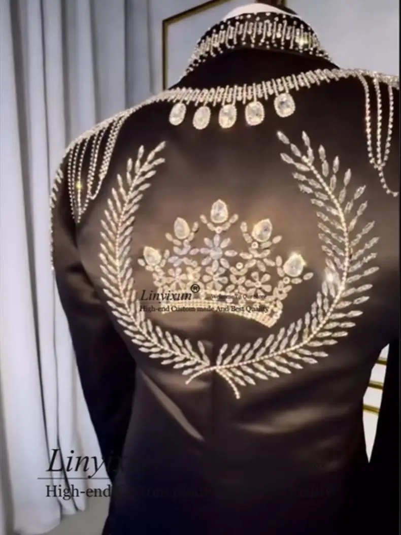 Luxury Men Suits Shiny Beaded Diamond Crystals Wedding Groom Tuxedos Party Male Prom Blazers Customized Slim Mens Clothing
Luxury Men Suits Shiny Beaded Diamond Crystals Wedding Groom Tuxedos Party Male Prom Blazers Customized Slim Mens Clothing