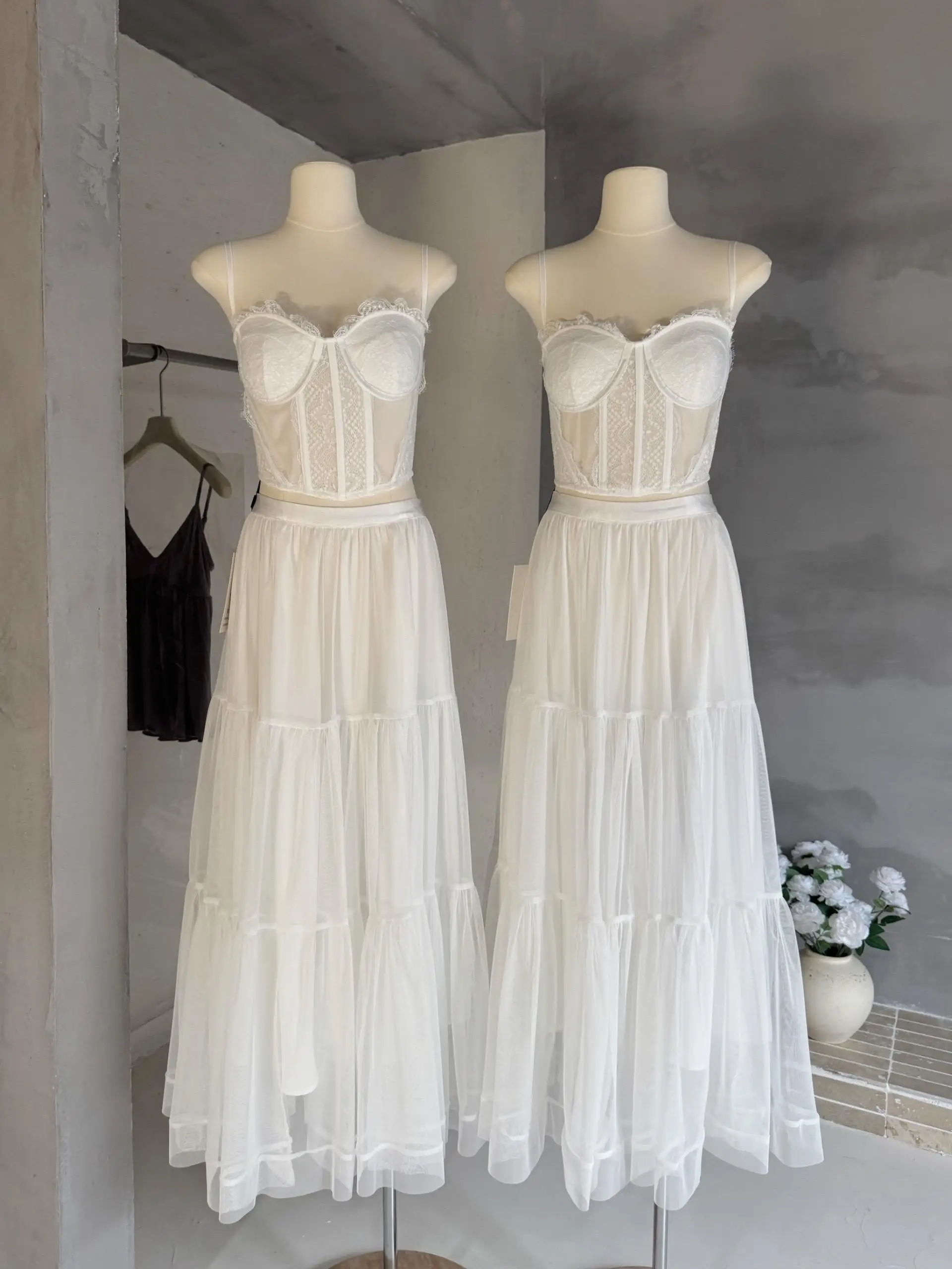 13Studio2026 Lace Fishbone Strap Crop Top And Half Skirt Set Women's Fashion Summer Outfit Net Gauze Pleated Tube Top Set
13Studio2026 Lace Fishbone Strap Crop Top And Half Skirt Set Women's Fashion Summer Outfit Net Gauze Pleated Tube Top Set