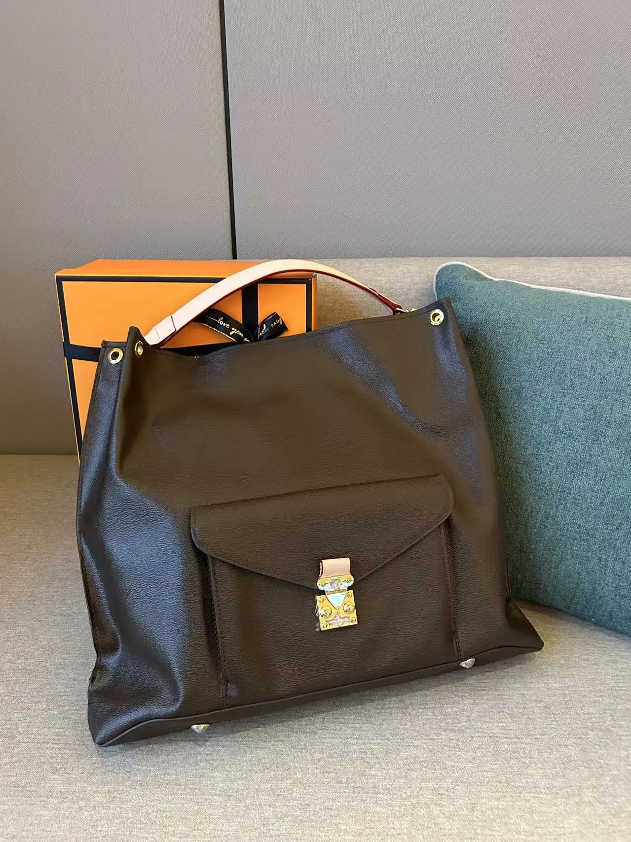 2025 Luxury Shoulder Bag with Original Logo Women's Multifunct Commuter Bag Fashion Designer Brand Handbags Adjustable Strap
2025 Luxury Shoulder Bag with Original Logo Women's Multifunct Commuter Bag Fashion Designer Brand Handbags Adjustable Strap