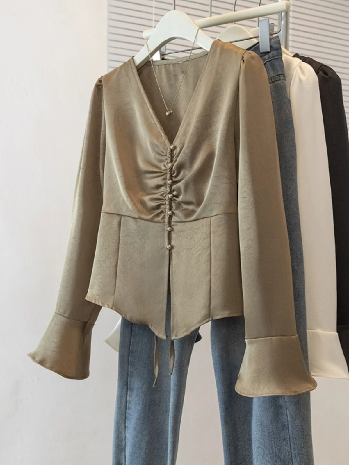 Elegant V-Neck Acetate Satin Shirt Women's Spring New Style Flared Sleeve Top Comfortable Loose Fit Korean Style Office Wear
Elegant V-Neck Acetate Satin Shirt Women's Spring New Style Flared Sleeve Top Comfortable Loose Fit Korean Style Office Wear