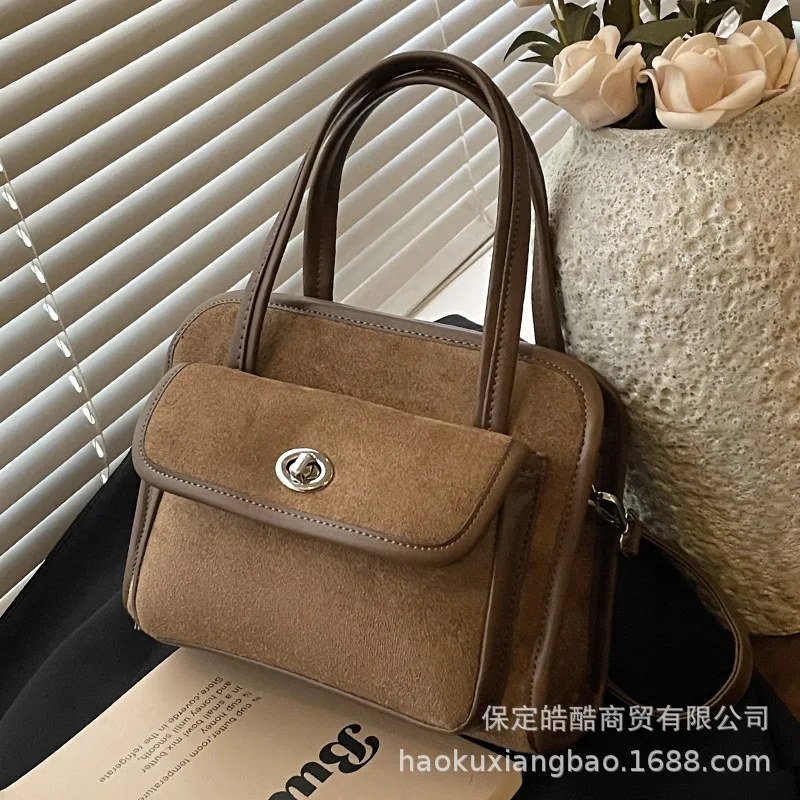 Зимняя матовая квадратная сумка 2025 года, нишевая женская сумка с верхней ручкой, винтажная сумка через плечо, повседневная пригородная сумка, текстурированный слинг
Зимняя матовая квадратная сумка 2025 года, нишевая женская сумка с верхней ручкой, винтажная сумка через плечо, повседневная пригородная сумка, текстурированный слинг