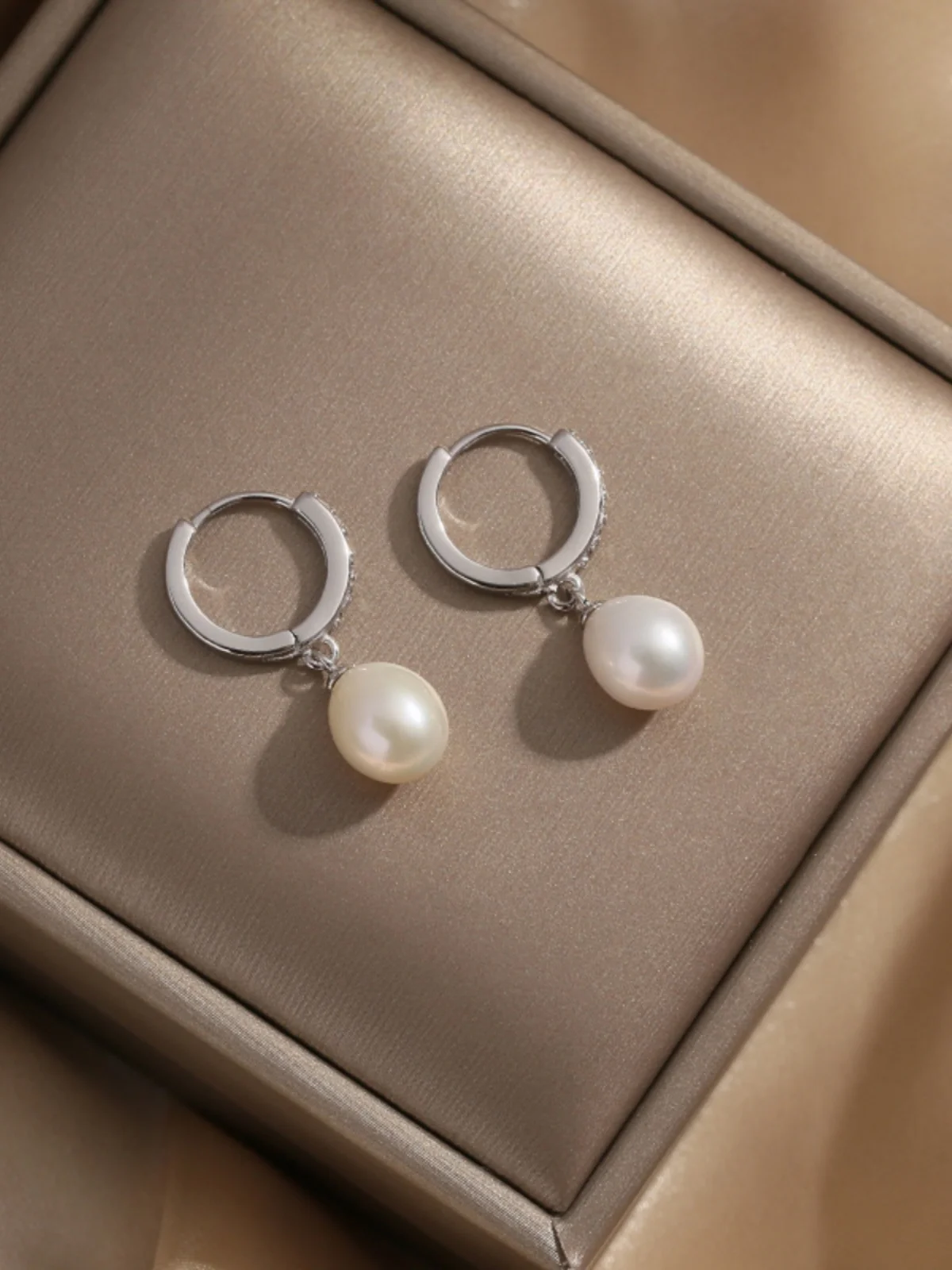 Lii Ji Freshwater Pearl 925 Sterling Silver Zircon Hoops Small Earrings Women Jewelry Gift
Lii Ji Freshwater Pearl 925 Sterling Silver Zircon Hoops Small Earrings Women Jewelry Gift