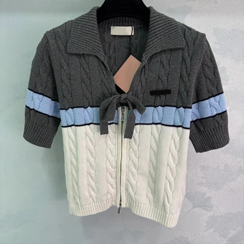 High quality Women's knitted sweater 100% pure wool one-piece collar, zipper closure, bow accessory, color layering 2572496
High quality Women's knitted sweater 100% pure wool one-piece collar, zipper closure, bow accessory, color layering 2572496
