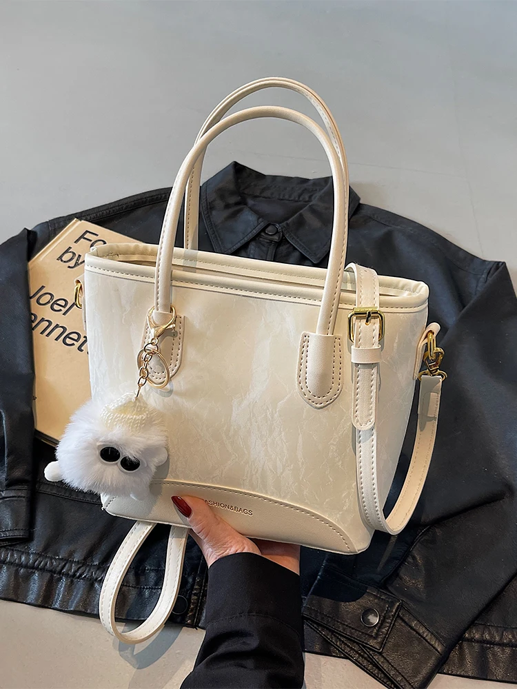 Fashionable Bucket Shoulder Bag 2025 New Style Commuter Handbag Soft Neutral Modern Women's Bag for Work And Daily Use
Fashionable Bucket Shoulder Bag 2025 New Style Commuter Handbag Soft Neutral Modern Women's Bag for Work And Daily Use