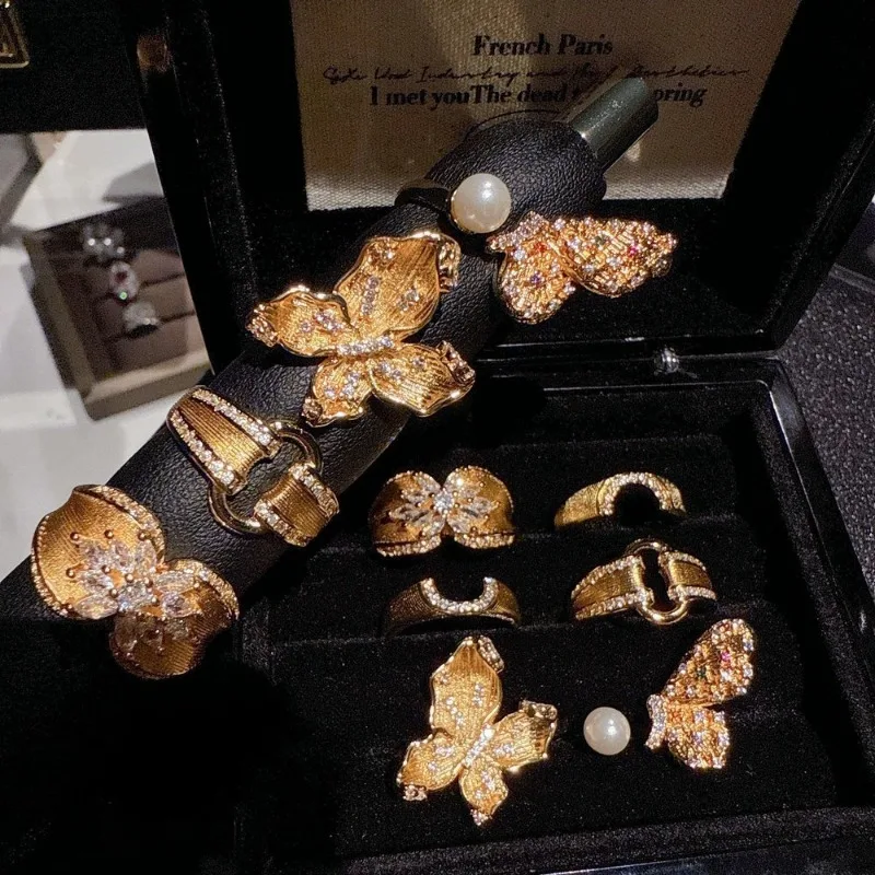 Vintage Gold-plated Rhinestone Palace Style Women's Ring New Designer Luxury Zircon Flower High-quality Ring for Women
Vintage Gold-plated Rhinestone Palace Style Women's Ring New Designer Luxury Zircon Flower High-quality Ring for Women