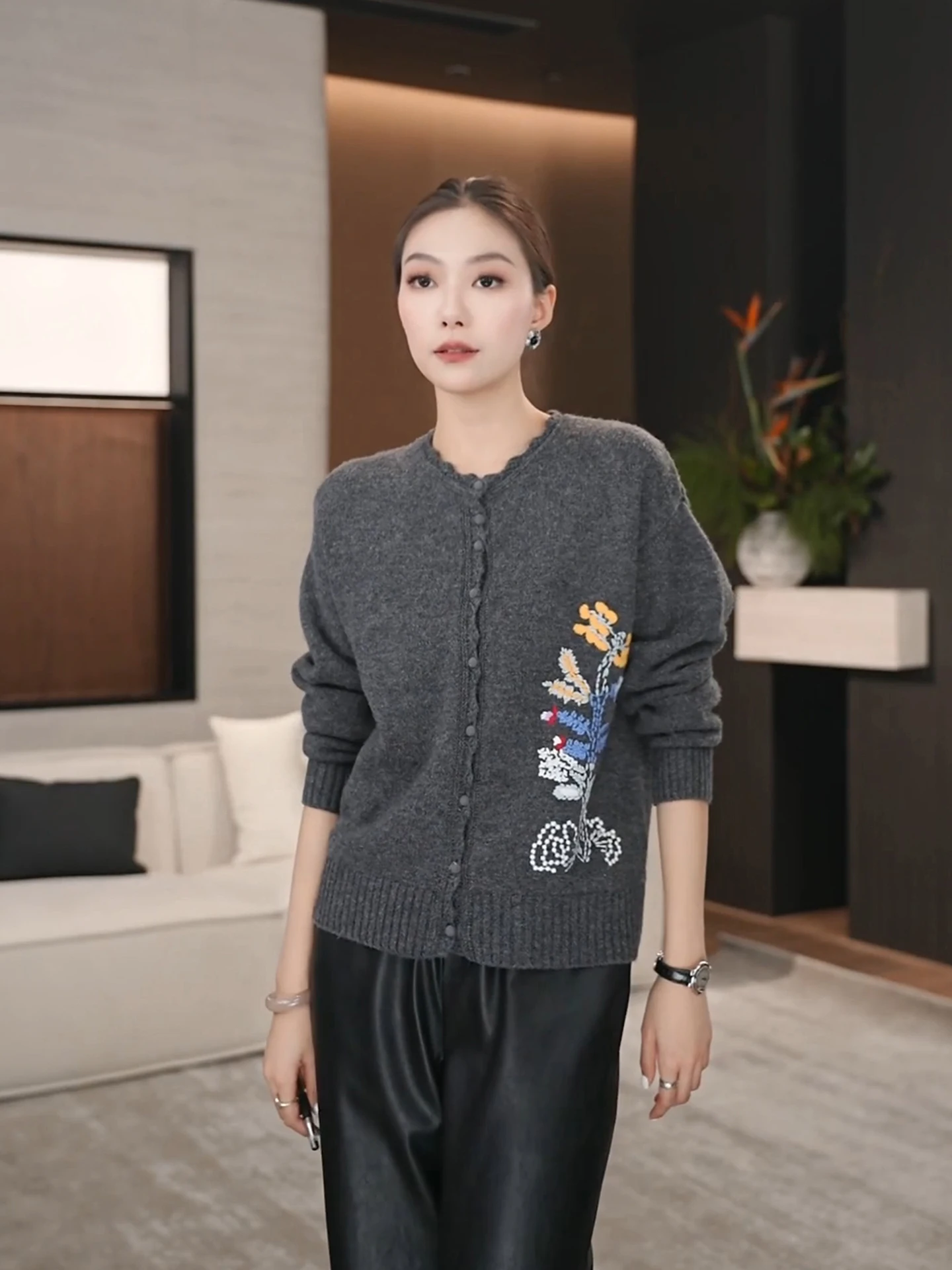 Весна 2026: Женский вязаный кардиган с вышивкой цветов, круглый вырез, шерстяная верхняя одежда, повседневный, приталенный, с длинными рукавами, дышащий
Весна 2026: Женский вязаный кардиган с вышивкой цветов, круглый вырез, шерстяная верхняя одежда, повседневный, приталенный, с длинными рукавами, дышащий