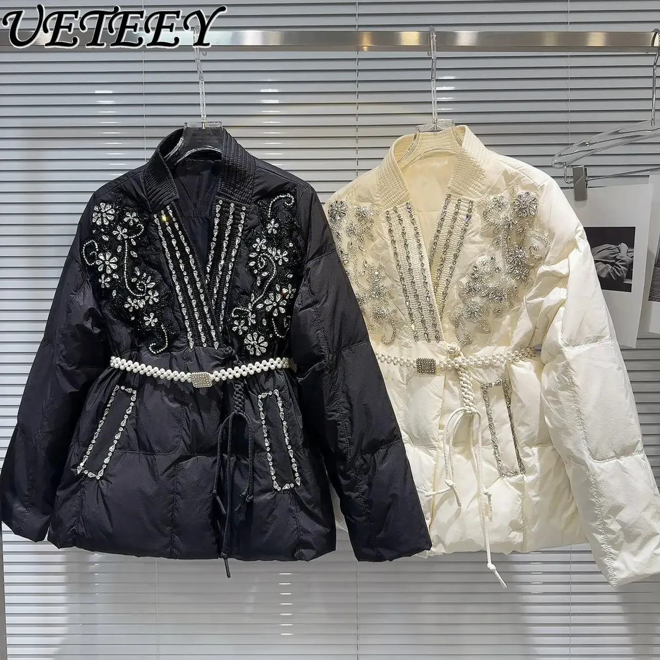 Winter New Light Luxury Celebrity V-neck Fashion Cotton Jacket Rhinestone Flower Edge Pearl Waist Chain Warm Down Coat Parkas
Winter New Light Luxury Celebrity V-neck Fashion Cotton Jacket Rhinestone Flower Edge Pearl Waist Chain Warm Down Coat Parkas