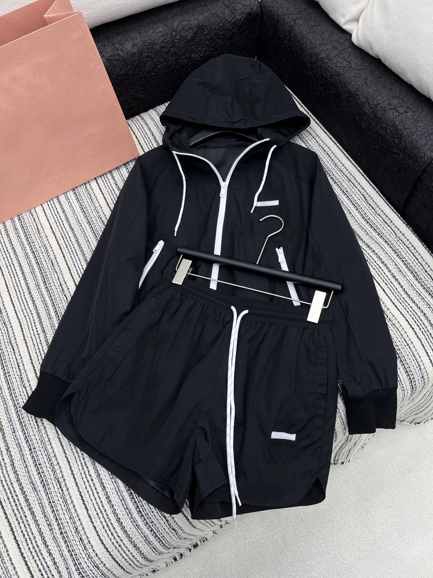 2025 New Sports Elegant Women 2 Piece Set Zip Pocket Casual long Sleeve + Shorts Matching Streetwear Casual Solid Outfits
2025 New Sports Elegant Women 2 Piece Set Zip Pocket Casual long Sleeve + Shorts Matching Streetwear Casual Solid Outfits