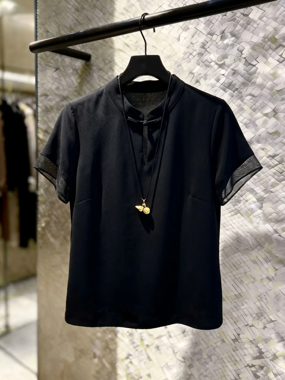 Elegant Commuter Short Sleeve Women's Top Korean Style Straight Cut Silken Headover Neck Shirt Versatile Summer Fashion
Elegant Commuter Short Sleeve Women's Top Korean Style Straight Cut Silken Headover Neck Shirt Versatile Summer Fashion