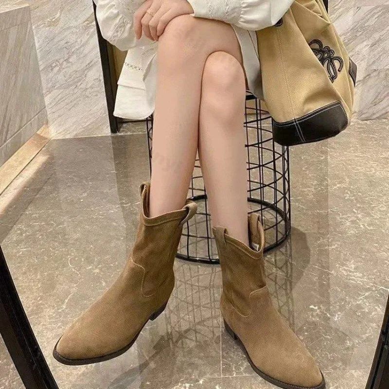 Women's Boots Retro Western Cowboy Boots 2025 Autumn Winter New Versatile Pointed Coarse Heel British Short Boots Botas Mujer
Women's Boots Retro Western Cowboy Boots 2025 Autumn Winter New Versatile Pointed Coarse Heel British Short Boots Botas Mujer