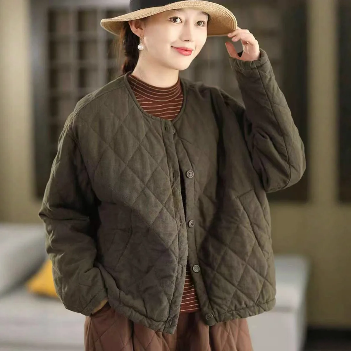 Женская осенне-зимняя утолщенная льняно-хлопковая куртка в стиле ретро, женский теплый пуловер с круглым вырезом и ромбовидной сеткой
Женская осенне-зимняя утолщенная льняно-хлопковая куртка в стиле ретро, женский теплый пуловер с круглым вырезом и ромбовидной сеткой