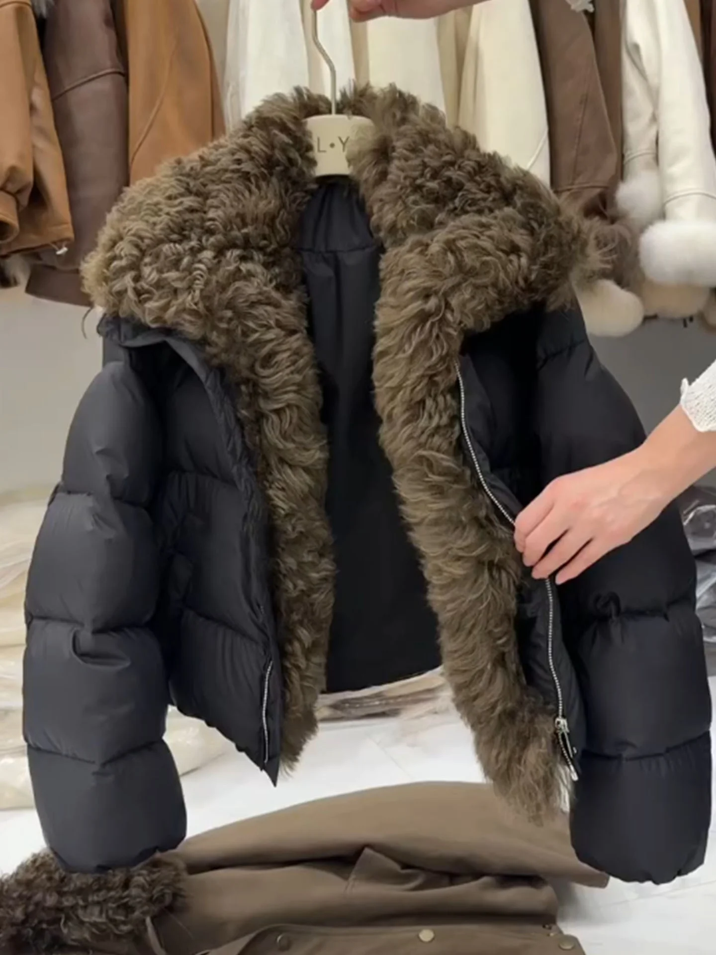 Korean Sle Women's ort Thiened Warm down Jaet Large Fur Collar Commute Faion Polyester Fiber White Du down Filling
Korean Sle Women's ort Thiened Warm down Jaet Large Fur Collar Commute Faion Polyester Fiber White Du down Filling