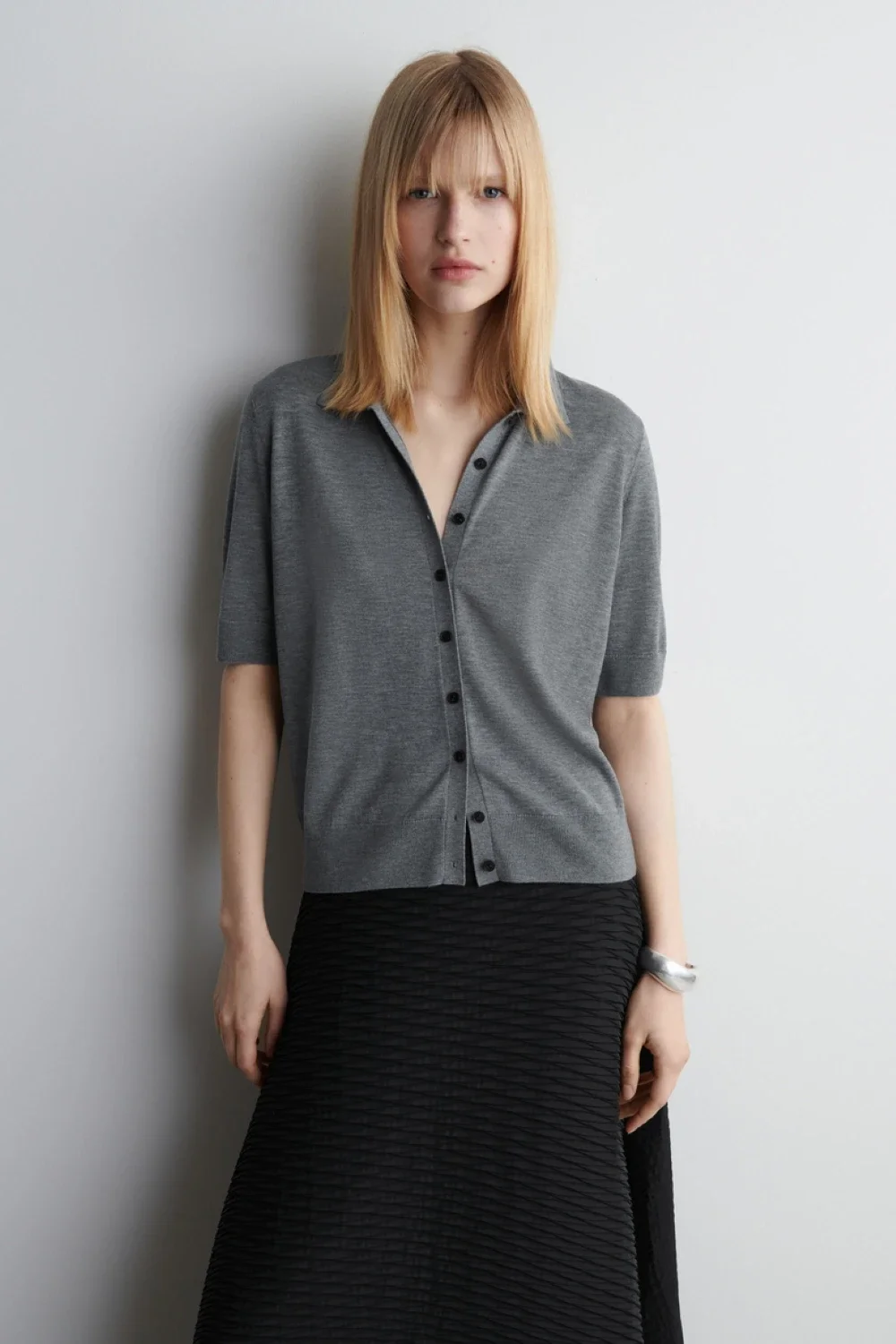 Ethereal cos 2025 summer new style of Ladies' casual fashion slim-fitting grey short-sleeved POLO cardigan
Ethereal cos 2025 summer new style of Ladies' casual fashion slim-fitting grey short-sleeved POLO cardigan