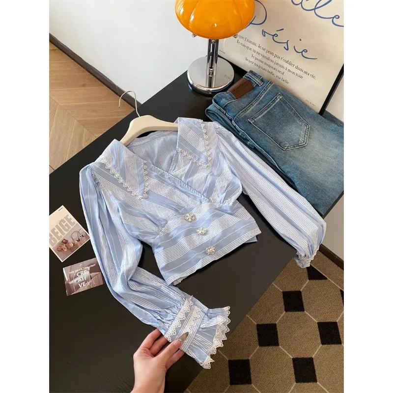 Рубашка с длинными рукавами в полоску с v-образным вырезом, милая кружевная строчка, осенний новый легкий роскошный топ с поясом
Рубашка с длинными рукавами в полоску с v-образным вырезом, милая кружевная строчка, осенний новый легкий роскошный топ с поясом