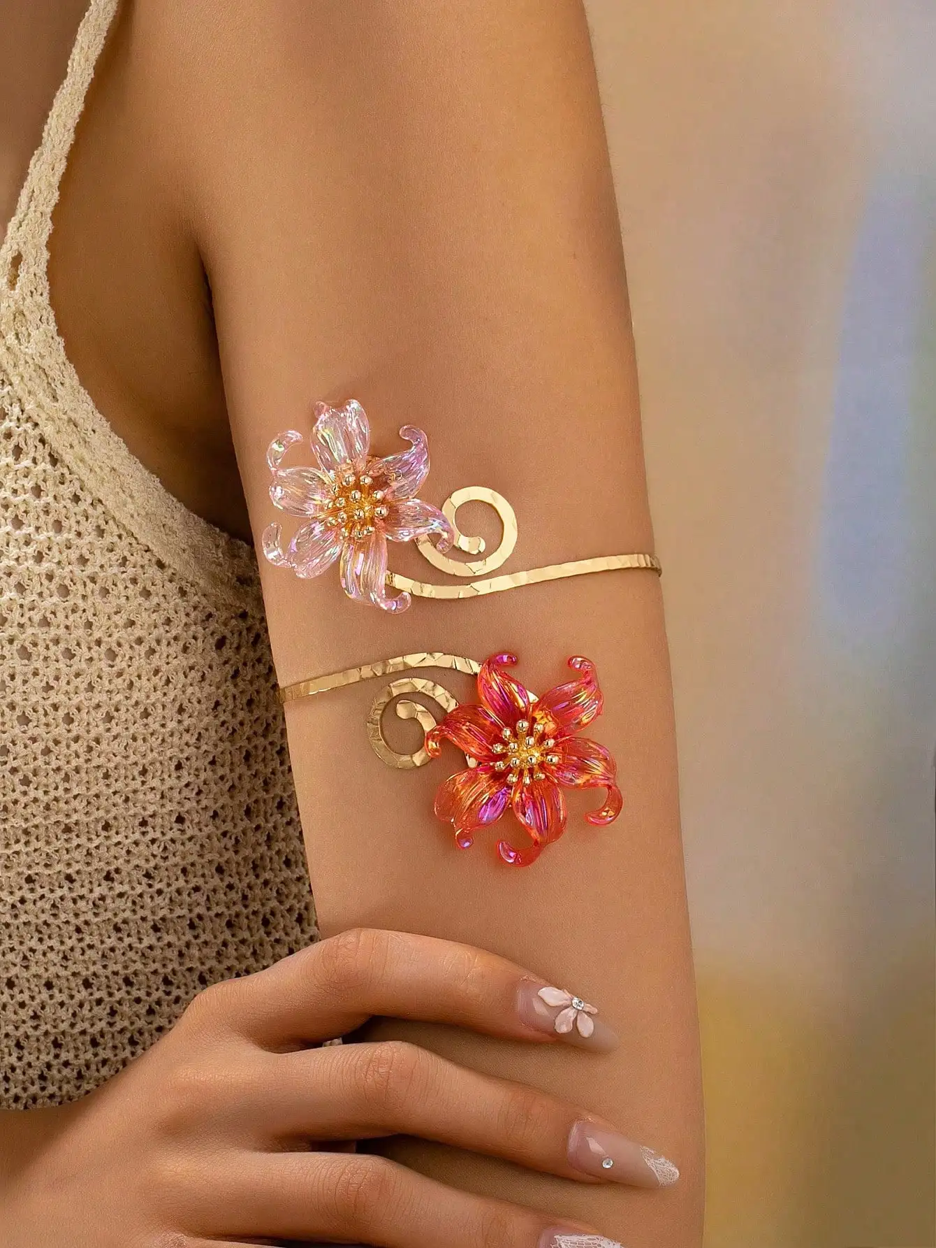 1 Pc Iridescent Flower Upper Arm Cuff Bracelets For Women - Hammered Gold Plated Adjustable Armlet Bangles, Boho Floral Armband Jewelry For Summer Beach Party
1 Pc Iridescent Flower Upper Arm Cuff Bracelets For Women - Hammered Gold Plated Adjustable Armlet Bangles, Boho Floral Armband Jewelry For Summer Beach Party