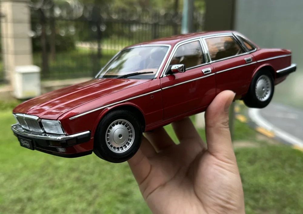 1/18 New To Bargain Die cast Metal British Classic Vintage XJ40 Static Car Model Furniture Display Collection Toys For Children
1/18 New To Bargain Die cast Metal British Classic Vintage XJ40 Static Car Model Furniture Display Collection Toys For Children