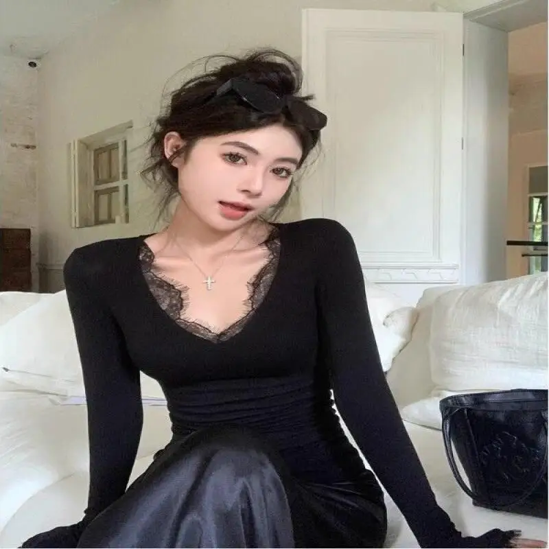 Новая женская облегающая футболка-пуловер с длинным рукавом, черная, с кружевом, V-образным вырезом, для весны и осени, модная, стройнящая фигуру
Новая женская облегающая футболка-пуловер с длинным рукавом, черная, с кружевом, V-образным вырезом, для весны и осени, модная, стройнящая фигуру