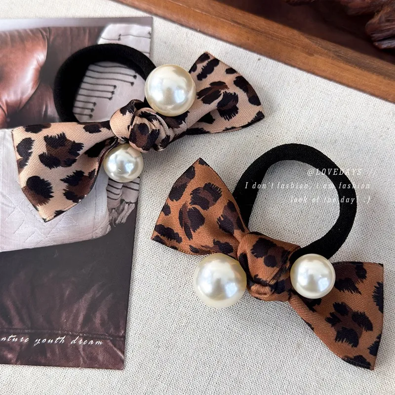 Leopard Print Bow Pearl Hair Tie Retro Sweet Handmade Elastic Hair Band Versatile Fashion Accessory For Women Premium Daily Wear
Leopard Print Bow Pearl Hair Tie Retro Sweet Handmade Elastic Hair Band Versatile Fashion Accessory For Women Premium Daily Wear