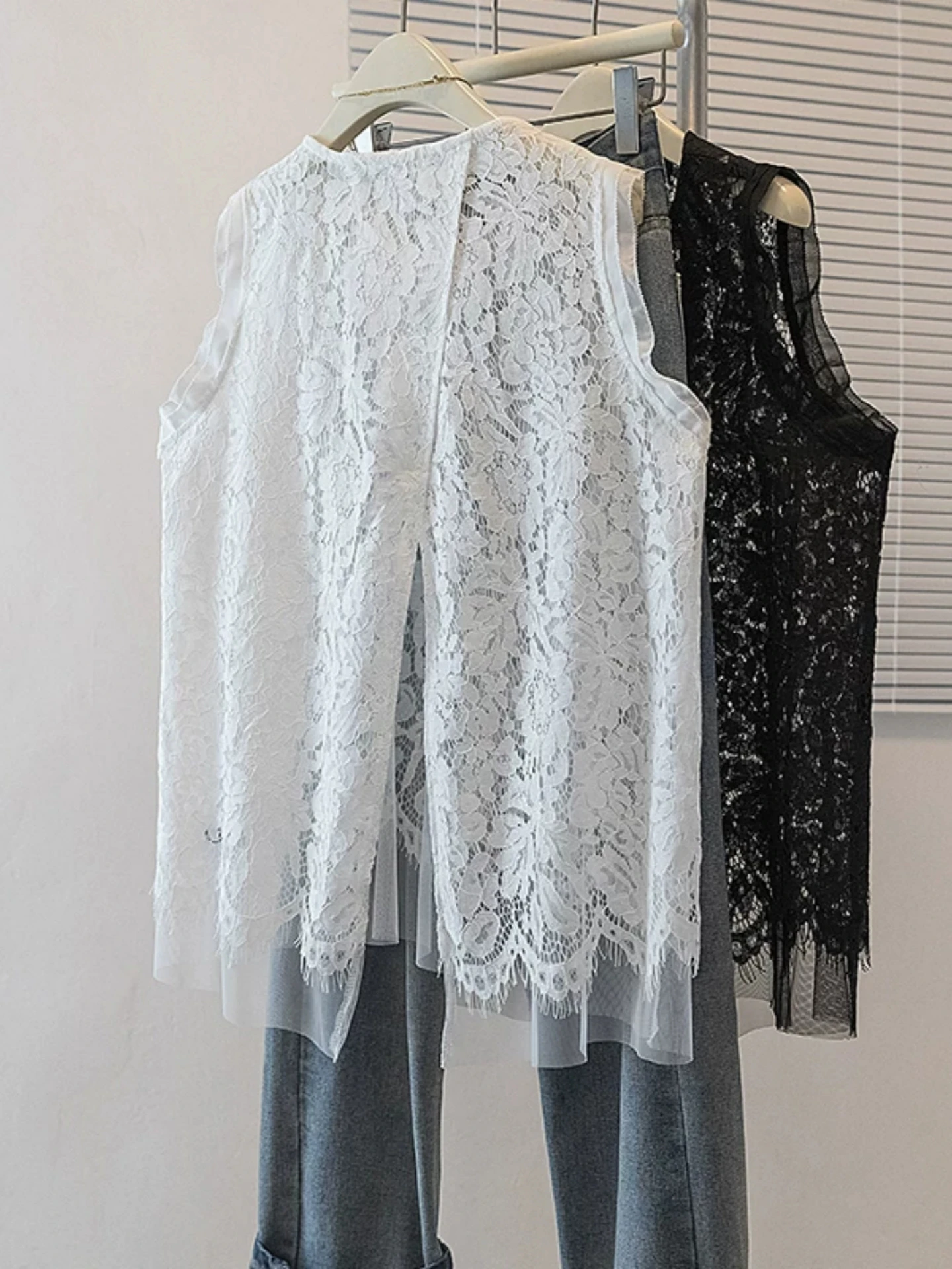 Lace Hollow out Sleeveless Vest Cover up Women's Outerwear Summer plus Size Fat MM Slimming Design Back Split Top
Lace Hollow out Sleeveless Vest Cover up Women's Outerwear Summer plus Size Fat MM Slimming Design Back Split Top