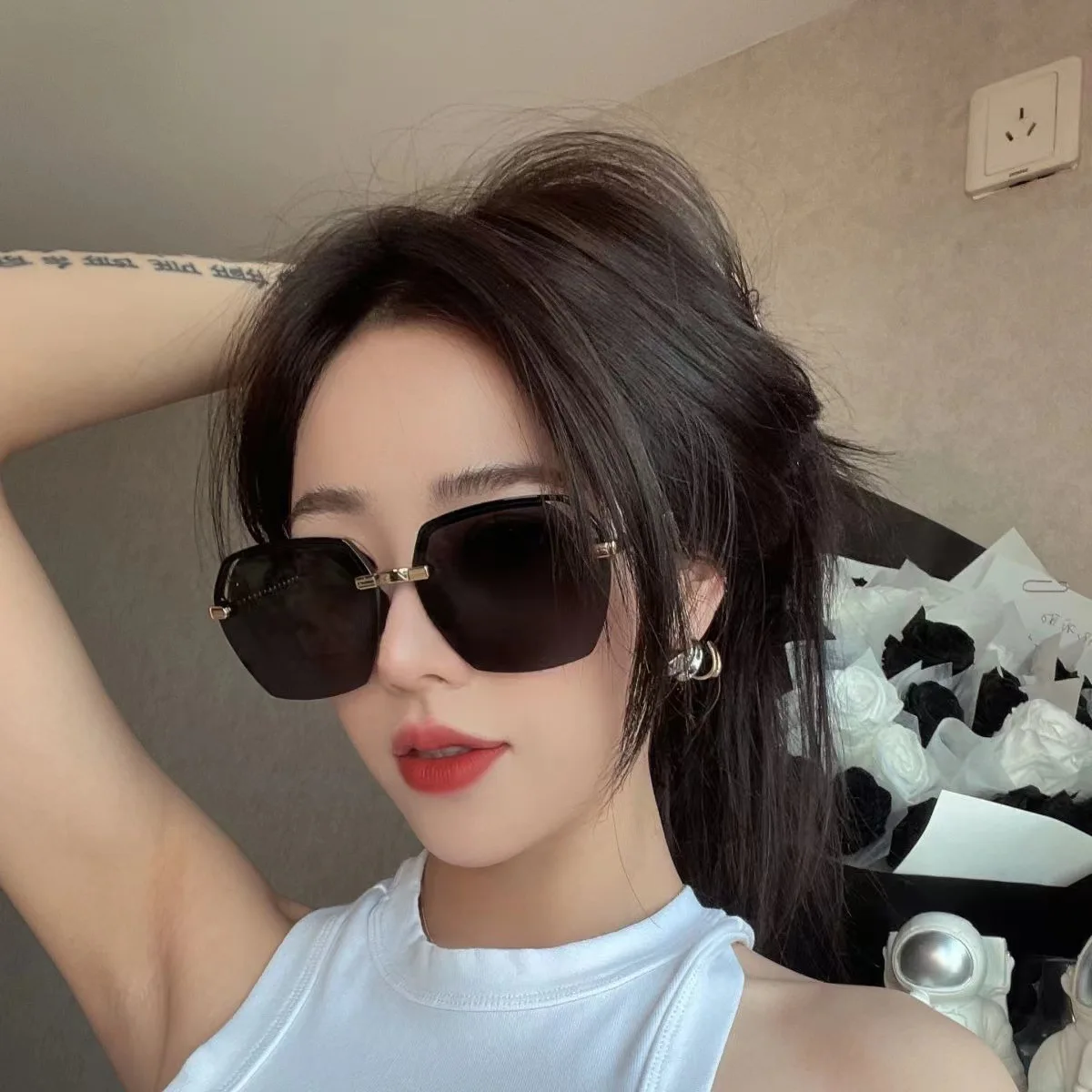 European and American metal half frame hollow sunglasses, fashionable large frame sunglasses
European and American metal half frame hollow sunglasses, fashionable large frame sunglasses