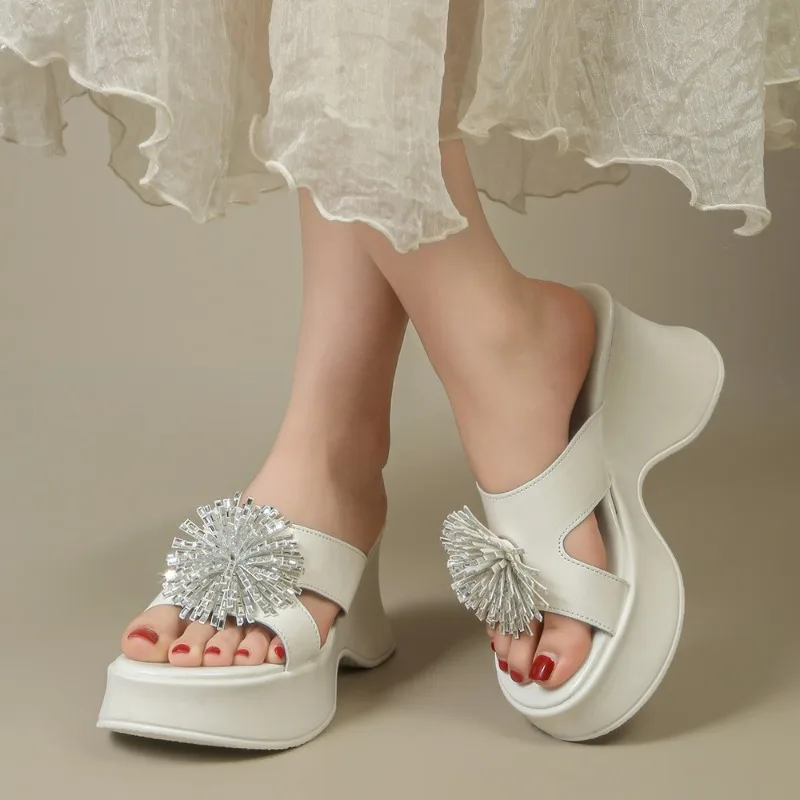 Platform Heightened Rhinestone Floral Slippers Women's Summer Wear New Round Toe Versatile Sandals
Platform Heightened Rhinestone Floral Slippers Women's Summer Wear New Round Toe Versatile Sandals
